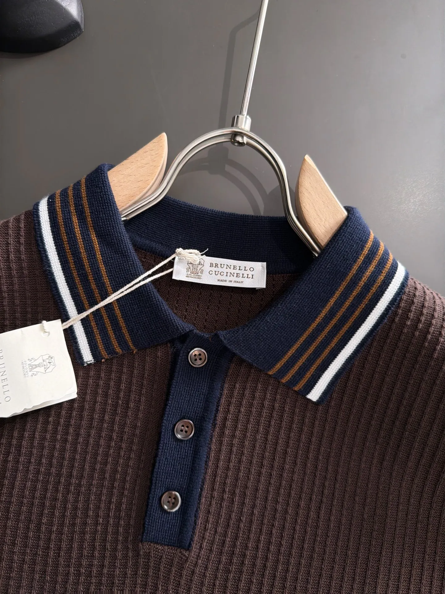 Next day shipment BC high quality-Brunello Cucineli 26ss New Arrival men's short-sleeved T-shirt. Like LP, it belongs to the same old-money style top brand. New Arrival is a top-notch brand. New Arrival Original men's casual short-sleeved. Made of combed cotton yarn knitted cotton-like fabric. Exclusive Premium custom-controlled raw materials. It feels substantial when weighed. The upper body is also more textured than ordinary T-shirts. Fashionable Versatile Hot Sale, skin-friendly and comfortable to wear, premium boutique, exquisite workmanship from Factory, great upper body, essential item for men, complete with three standards Sizes M-3XL